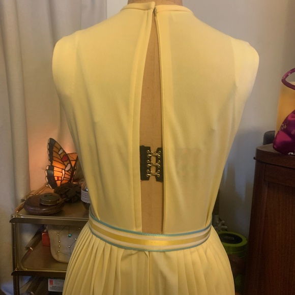 Original Vintage David Crystal Dress. In a gorgeous yellow. Size small. - Picture 5 of 9
